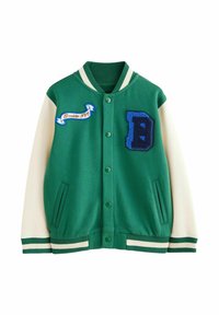Grön varsityjacka med crèmefärgade ärmar, ribbat krage och manschetter. Har en blå filtpatch med bokstaven "B" och broderad text som säger "Brooklyn 1970."
