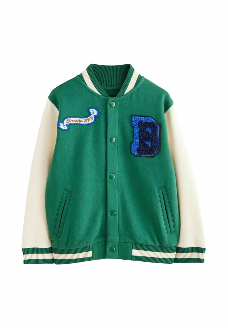 Grön varsityjacka med crèmefärgade ärmar, ribbat krage och manschetter. Har en blå filtpatch med bokstaven "B" och broderad text som säger "Brooklyn 1970."