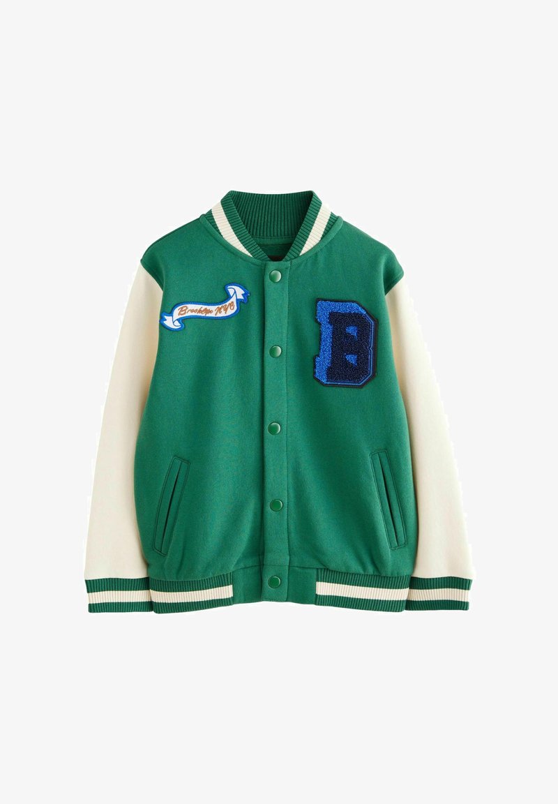 Grüne Varsity-Jacke mit cremefarbenen Ärmeln, geripptem Kragen und Bündchen. Verfügt über ein blaues Filz-"B"-Patch und gestickten Text mit der Aufschrift "Brooklyn 1970".