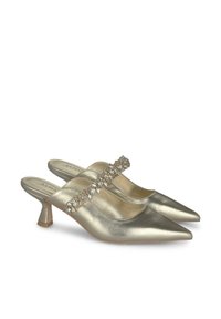 Talons slingback métalliques dorés avec un bout pointu, présentant une bride ornée de cristaux sur le cou-de-pied et un petit talon carré.