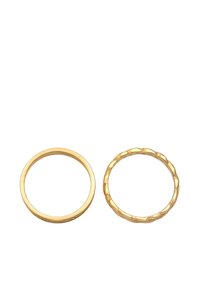 Set di anelli in oro che presenta due stili: uno liscio e l'altro con design torcigliato. Entrambi gli anelli hanno una finitura lucida e sono di forma circolare.