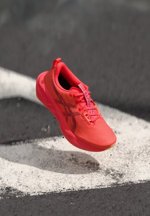 ASICS NOVABLAST 5 - Zapatillas running asfalto - flash red/edo purple