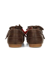 Zapatos de cuero marrón con una textura suave, que cuentan con cordones y una suela de goma. El diseño incluye costuras sutiles y una puntera redondeada.
