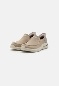 Beige Slipper aus Netzmaterial mit strukturiertem Design. Verfügt über eine Gummisohle, ein glattes Innenleben und dezente Nähte.