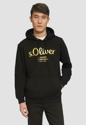 Sweat à capuche noir avec poche avant, cordon de serrage à la capuche et texte doré au logo. Manches longues avec des poignets côtelés, fabriqué dans un matériau doux et texturé.