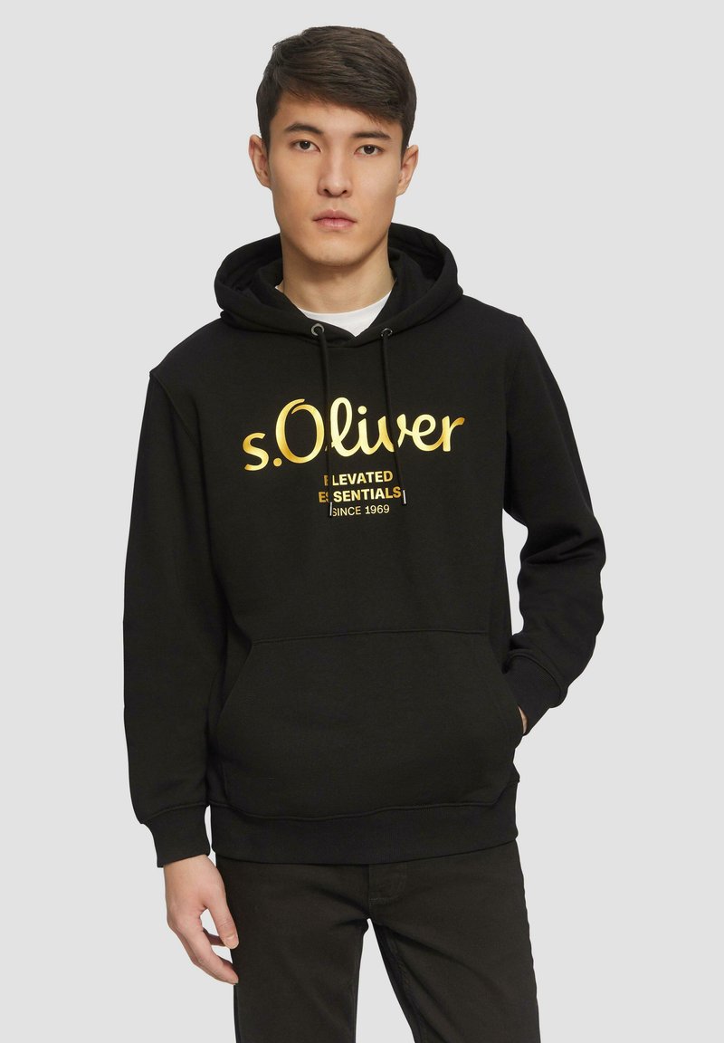 Zwarte hoodie met een voorzak, capuchon met trekkoord en gouden logotekst. Lange mouwen met ribbels aan de manchetten, gemaakt van een zachte, gestructureerde stof.