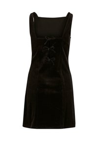Černé sametové šaty s přiléhavým střihem, čtveratým výstřihem a třemi ozdobnými mašlemi na přední straně. Hladká textura s nastavitelnými ramínky.