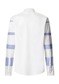 Witte lange mouwen overhemd met knopen en blauwe horizontale streepjespatronen op beide mouwen, gezien van achteren.