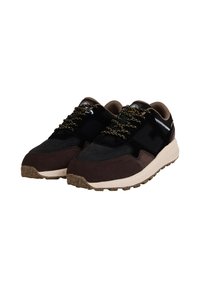 Braune und schwarze Sneaker aus einer Mischung aus Wildleder und Mesh, mit texturiertem Außensohle und metallischen goldenen Schnürsenkeln. Niedrig geschnittenes Design mit gepolstertem Kragen.