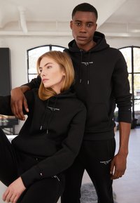 Tommy Hilfiger LOGO HOODIE - Sweatshirt com capuz - black