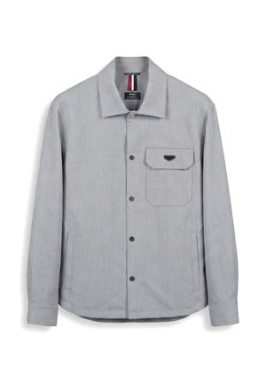 Chaqueta camisa gris claro con cuello puntiagudo, bolsillo en el pecho con solapa, dos bolsillos laterales y mangas largas.