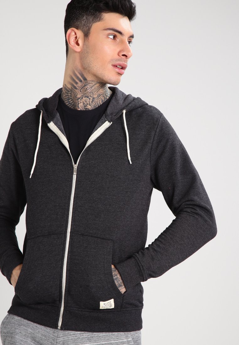 Dunkelgrau zip-up Kapuzenpullover mit einer Fronttasche, weißen Kordeln und einem strukturierten Stoff. Hat eine Standardpassform und gerippte Bündchen.