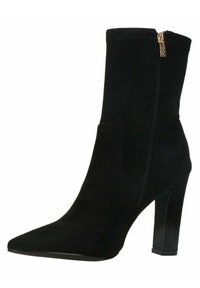 Czarny zamszowy botek za kostkę z wąskim noskiem, wysokim słupkiem oraz zamkiem błyskawicznym po wewnętrznej stronie. Posiada gładką teksturę i prosty design.