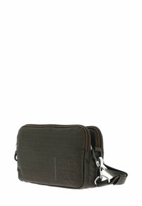 Sac en tissu marron rectangulaire avec deux compartiments zippés, surface texturée, bandoulière réglable et finitions en métal argenté.