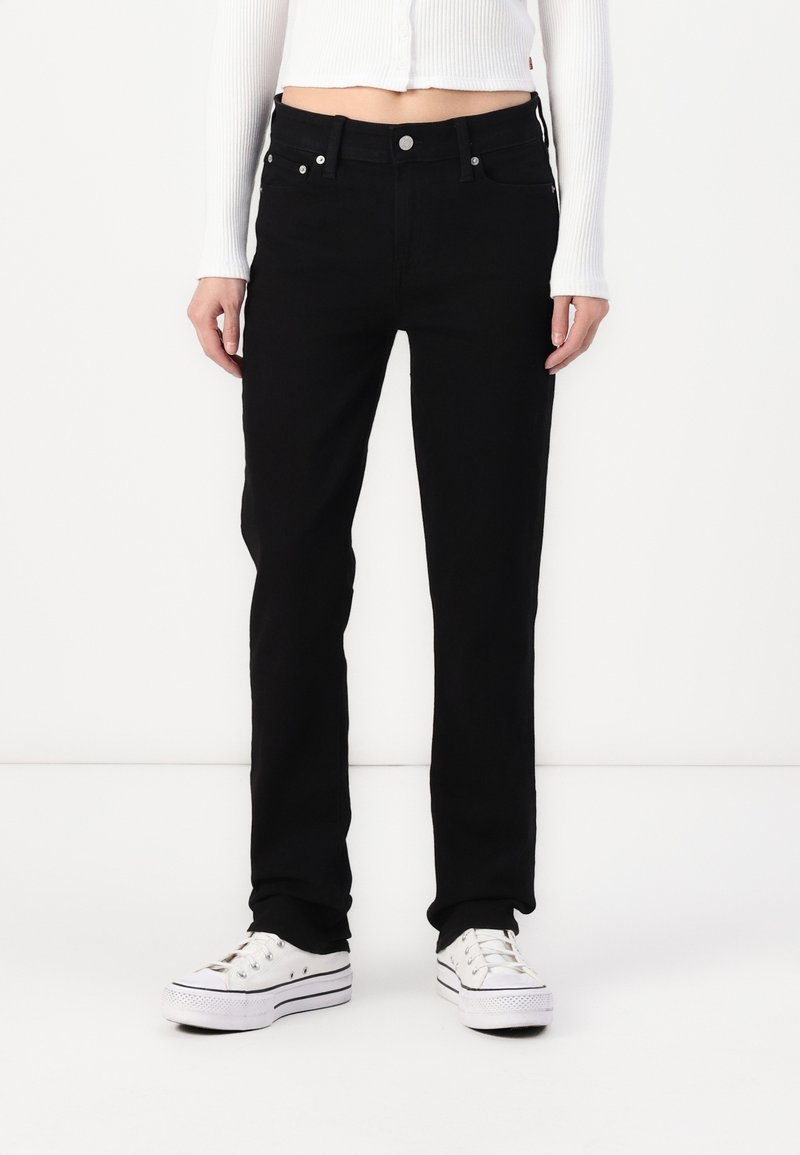 Μαύρα τζιν παντελόνια με ίσια γραμμή, διαθέτοντας κλείσιμο με κουμπί και φερμουάρ, μπροστινές τσέπες και ασημένιες λεπτομέρειες.