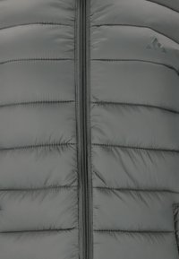 Graue Daunenjacke mit horizontalen Nähten, ausgestattet mit einem durchgehenden Reißverschluss und einem dezenten Logo auf der Brust. Glattes, leichtes Material.