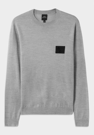 Siv sweater s krojem okroglega izreza, dolgimi rokavi in rebrastimi zapestji. Ima teksturirano črno logotipno nalepko na prsih. Mehka pletenina.