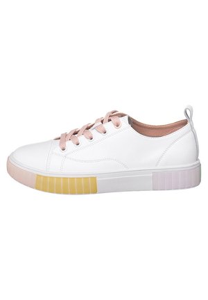 Baskets basses blanches avec lacets rose pastel, doublure intérieure rose et semelle en caoutchouc avec des blocs de couleur jaune et rose clair.