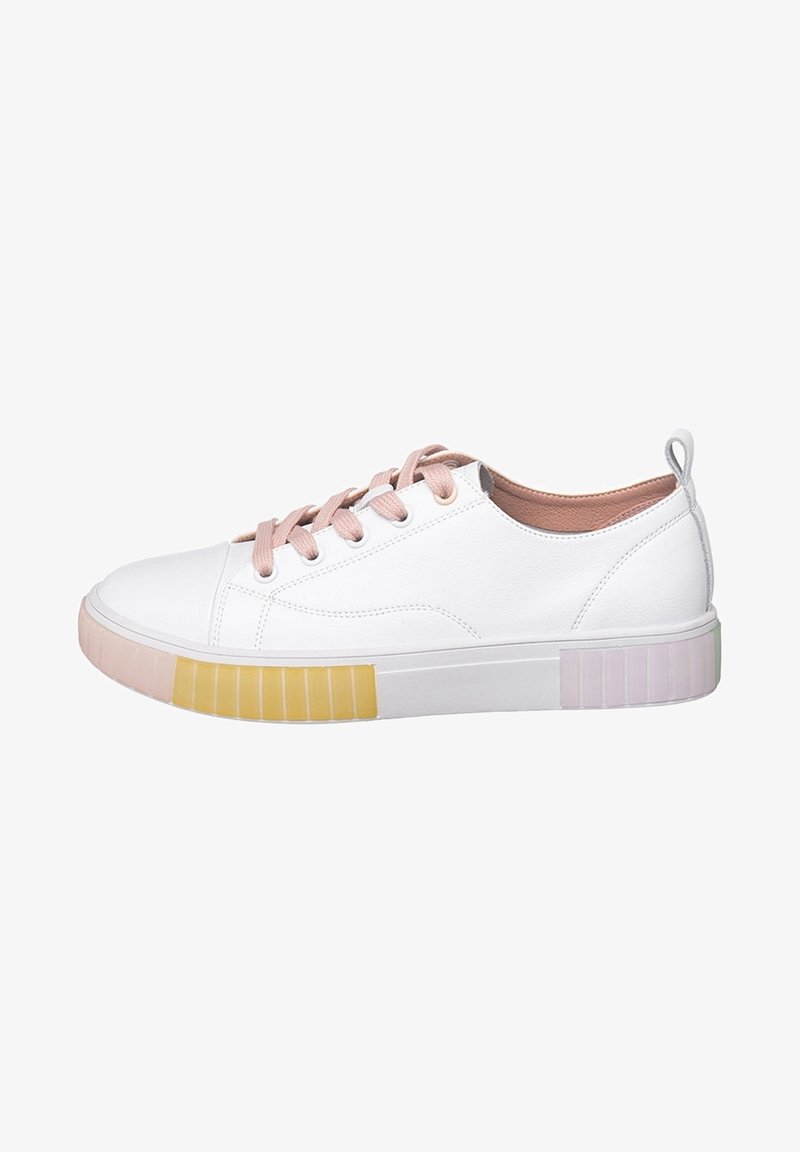 Baskets basses blanches avec lacets rose pastel, doublure intérieure rose et semelle en caoutchouc avec des blocs de couleur jaune et rose clair.
