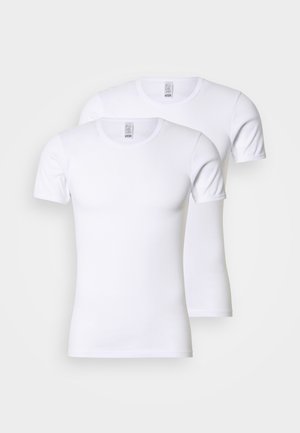 Deux t-shirts blancs à manches courtes en tissu doux, présentant un col rond classique avec une texture lisse et sans motifs apparents.