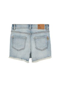 Helle blaue Jeansshorts mit ausgefranstem Saum, Gesäßtaschen und einem Lederlabel mit der Aufschrift "BLUE RIDGE." Verfügt über klassische Steppnähte.