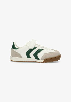 Zapatillas deportivas blancas y verdes con una correa de velcro, detalles de ante y una suela de goma texturizada. Tres rayas verdes a los lados.