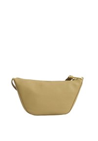 Bolso de mano de piel beige con forma redondeada, superficie texturizada y un acento dorado en la cremallera para el cierre.