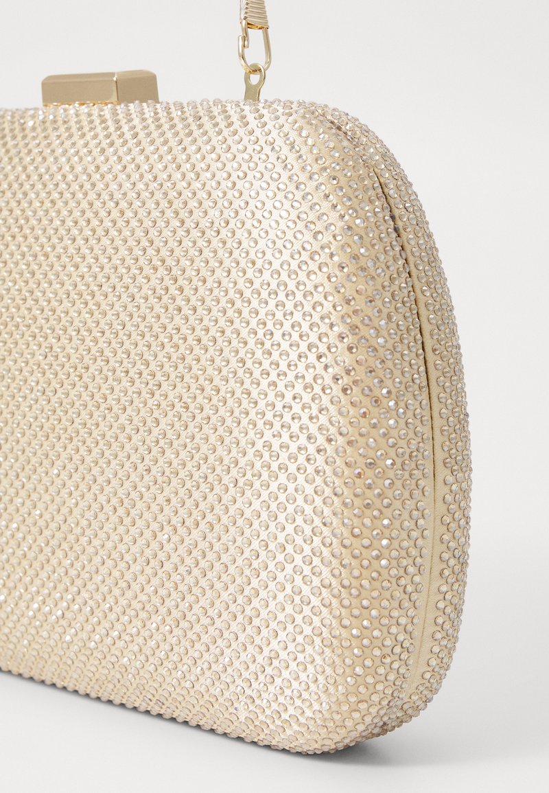 Pochette de couleur dorée avec une surface texturée, ornée de petits strass ronds. Dispose d'une fermeture à zip et d'un profil élégant.