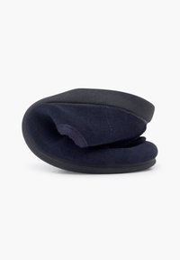 Pantofole di un blu navy scuro con una morbida tomaia in suede e suola in gomma nera. Il design è compatto, con una struttura curva e flessibile per il massimo comfort.