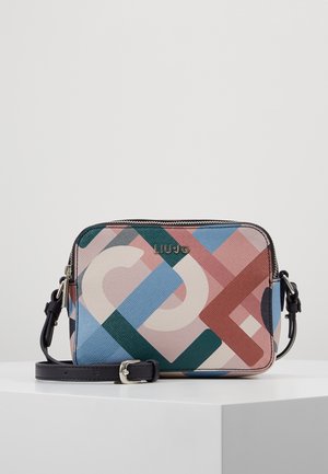 Bolso bandolera multicolor hecho de material sintético texturizado, con patrones abstractos en rosa, azul, verde y azul marino, y un cierre de cremallera plateado.