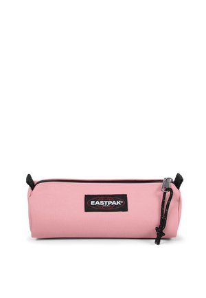 Trousse à crayons rectangulaire rose avec fermeture éclair noire et logo Eastpak à l'avant, dotée d'un cordon de tirage noir sur la fermeture éclair.