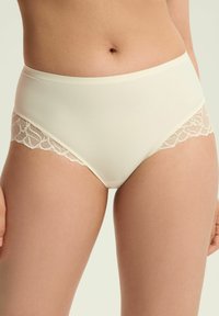 Beżowe majtki z wysokim stanem, wykonane z gładkiego materiału, z delikatną koronkową lamówką wzdłuż pasa, z falbaniastym wykończeniem.