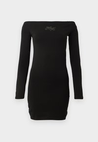 Svart off-shoulder langermet kjole, tettsittende design laget av glatt stoff, har utsmykket tekst på brystet.