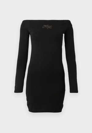 Vestido preto de ombro nu, de mangas longas, com design ajustado, feito de tecido suave, apresenta texto adornado no peito.