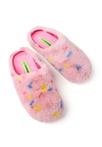 Zapatillas de casa rosas y esponjosas con lunares multicolores, textura suave y diseño de tipo slip-on. El interior presenta un forro rosa brillante.