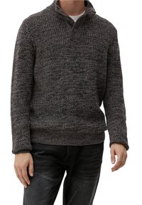 Stickad tröja i mörkgrått och svart, med en halvkrage med två knappar, ribbade ärmslut och ett strukturerat mönster genom hela plagget.