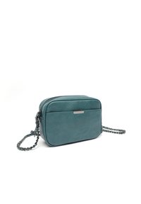 Borsa a mano in pelle sintetica verde acqua con chiusura a zip, forma rettangolare, tracolla in catena e un accento argentato sul davanti. Texture liscia, design compatto.