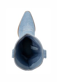 Niebieski dżinsowy kowbojski but z ostrym czubkiem i jasnymi detalami stębnowania. Posiada teksturowane wykończenie zewnętrzne oraz gładką podszewkę wewnętrzną.