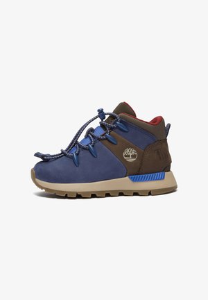 Blauwe en bruine wandelschoenen met een rubbere zool, gestructureerd leer, tonale veters, gewatteerde kraag en logodetail aan de zijkant.