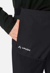 Pantalones softshell negros de Vaude que cuentan con un bolsillo con cremallera, panel de malla transpirable y una cintura suave con detalle de logotipo.