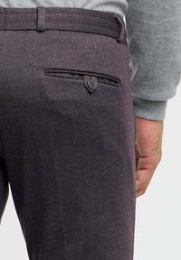 Donkerpaarse gemeleerde broek met een knoopzak op de achterkant en een rechte pasvorm. De stof heeft een subtiel patroon, wat de visuele interesse vergroot.