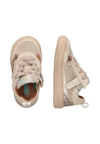 Beige sneakers met een gestructureerde afwerking, voorzien van glinsterende accenten, een gevoerde kraag, en zowel veters als een klittebandsluiting.