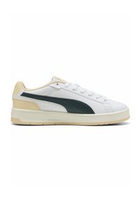 Hvide sneakers med en glat læderoverdel, grønne sideaccenter og en beige hæl. Har en lav profil og snørebåndsdesign.