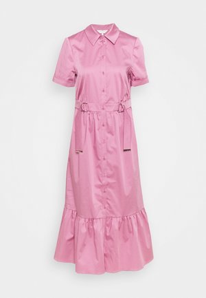 Vaaleanpunainen kauluksellinen mekko, valmistettu pehmeästä puuvillaseoksesta. Mallissa on lyhyet hihat, napillinen etuosa, vyölenkeillä varustettu, vyötäröltä taitettu muotoilu ja röyhelöinen helma.