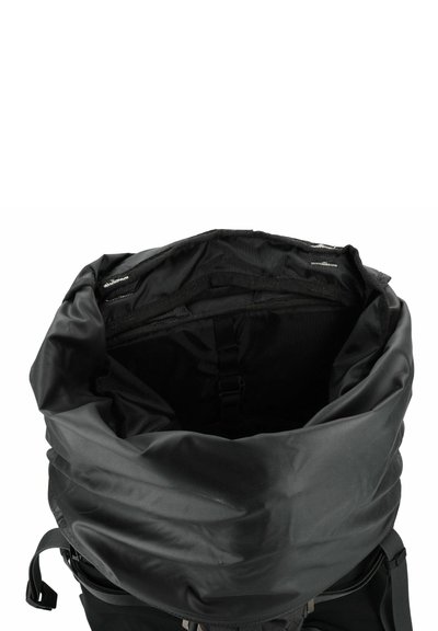 Zaino roll-top nero realizzato in materiale durevole; presenta un ampio interno con spallacci regolabili e una superficie texturizzata.