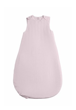 Zachte roze mouwloze baby slaapzak met drukknoopsluitingen op de schouders en zijkanten, gemaakt van gestructureerde katoenen stof.