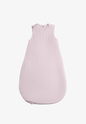 Blød lyserød ærmeløs baby sovepose med knappelukninger på skuldre og sider, lavet af tekstureret bomuldsstof.