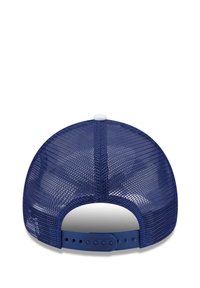 Marineblaue Trucker-Mütze mit atmungsaktivem Netzrücken, runder Krone, verstellbarem Kunststoffverschluss und weißem Knopf auf der Oberseite.