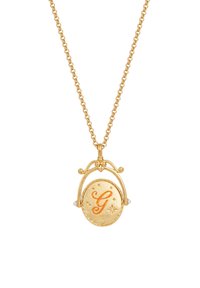 Gouden ketting met een ronde hanger waarop een gegraveerde oranje letter 'G' en kleine parelaccenten zijn afgebeeld. Gedetailleerd met een decoratieve sluiting.