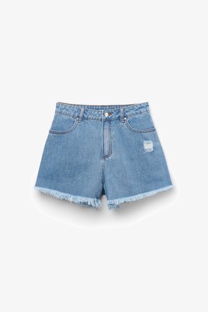 Niebieskie krótkie spodenki jeansowe z postrzępionymi brzegami, małą przetarą łatką na prawej nodze, przednimi kieszeniami, szlufkami na pasek oraz zapięciem na guzik.